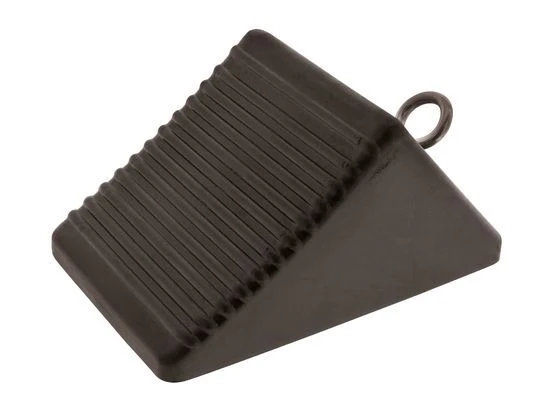 Hulk 4X4 - RUBBER WHEEL CHOCK WITH RING 204L x 127W x 104H 1.54kg